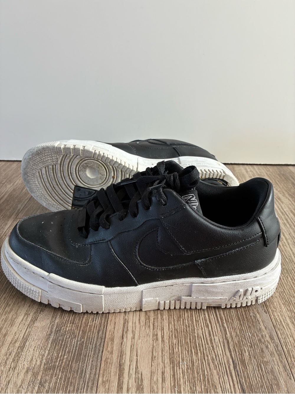 Nike Men’s Black Low-Top Sneakers with White Sole